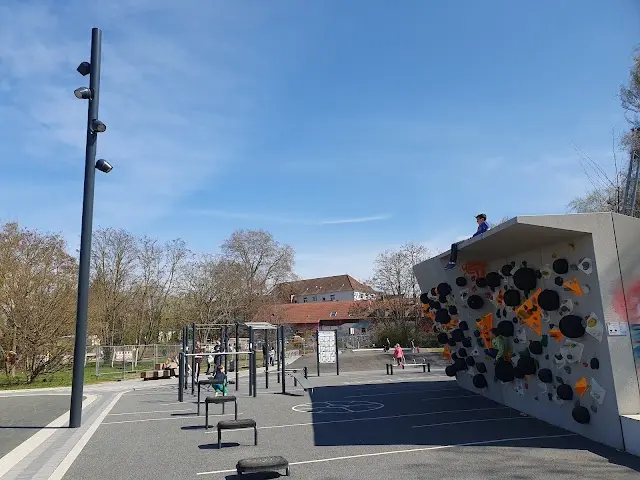 Jugendplatz und Outdoor Fitness