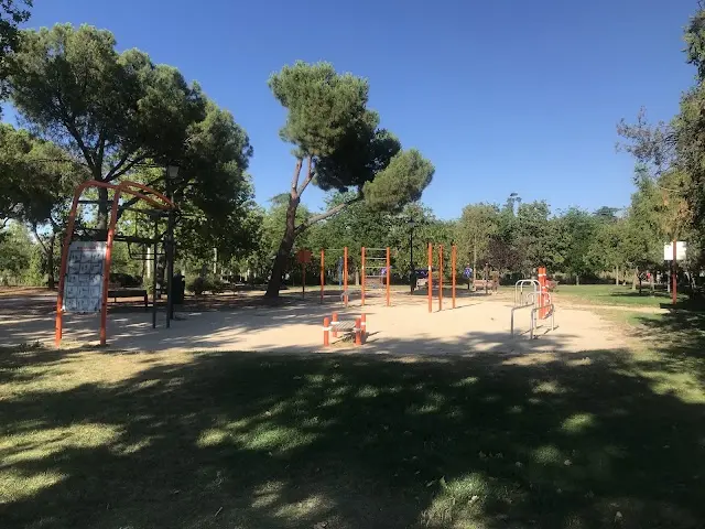 Área de entrenamiento físico y calistenia.