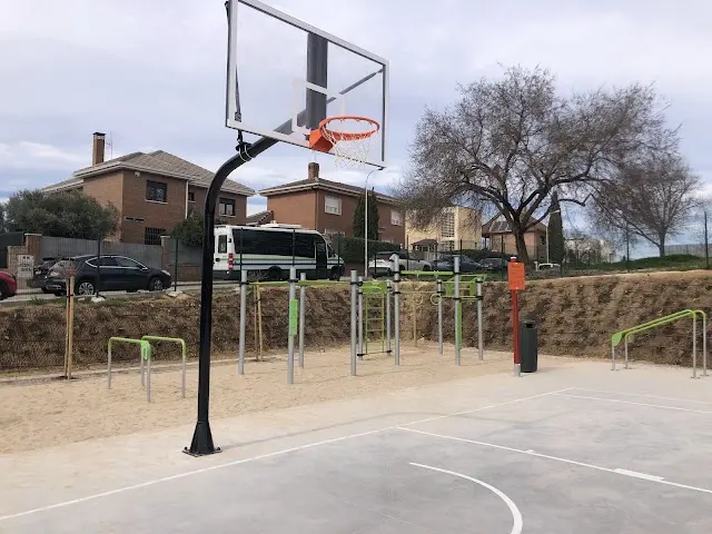 Instalación Deportiva Básica Tres Olivos - Voleibol Baloncesto Calistenia