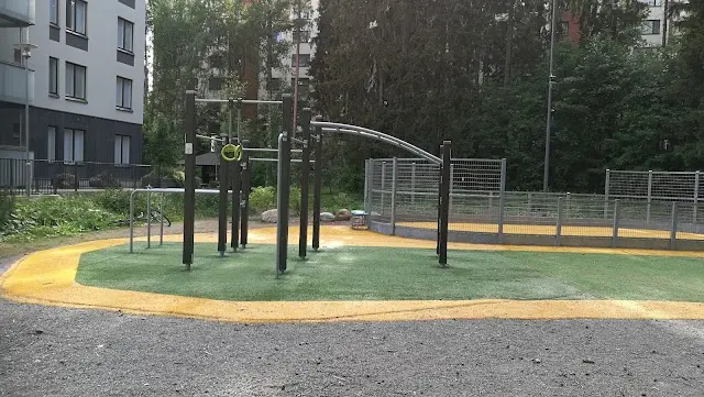 Pyhällönpuiston street workout -telineet / ulkokuntoilupaikka