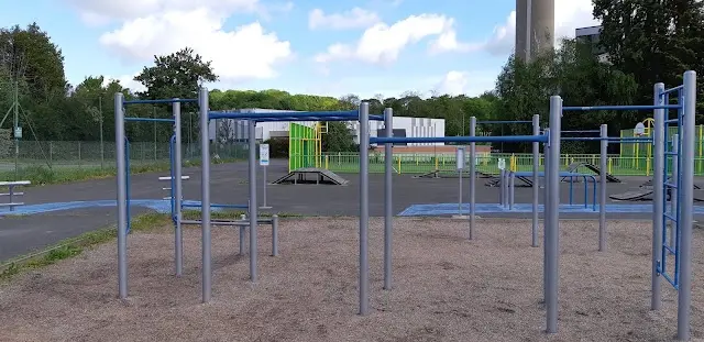 Un terrain de sport, street workout